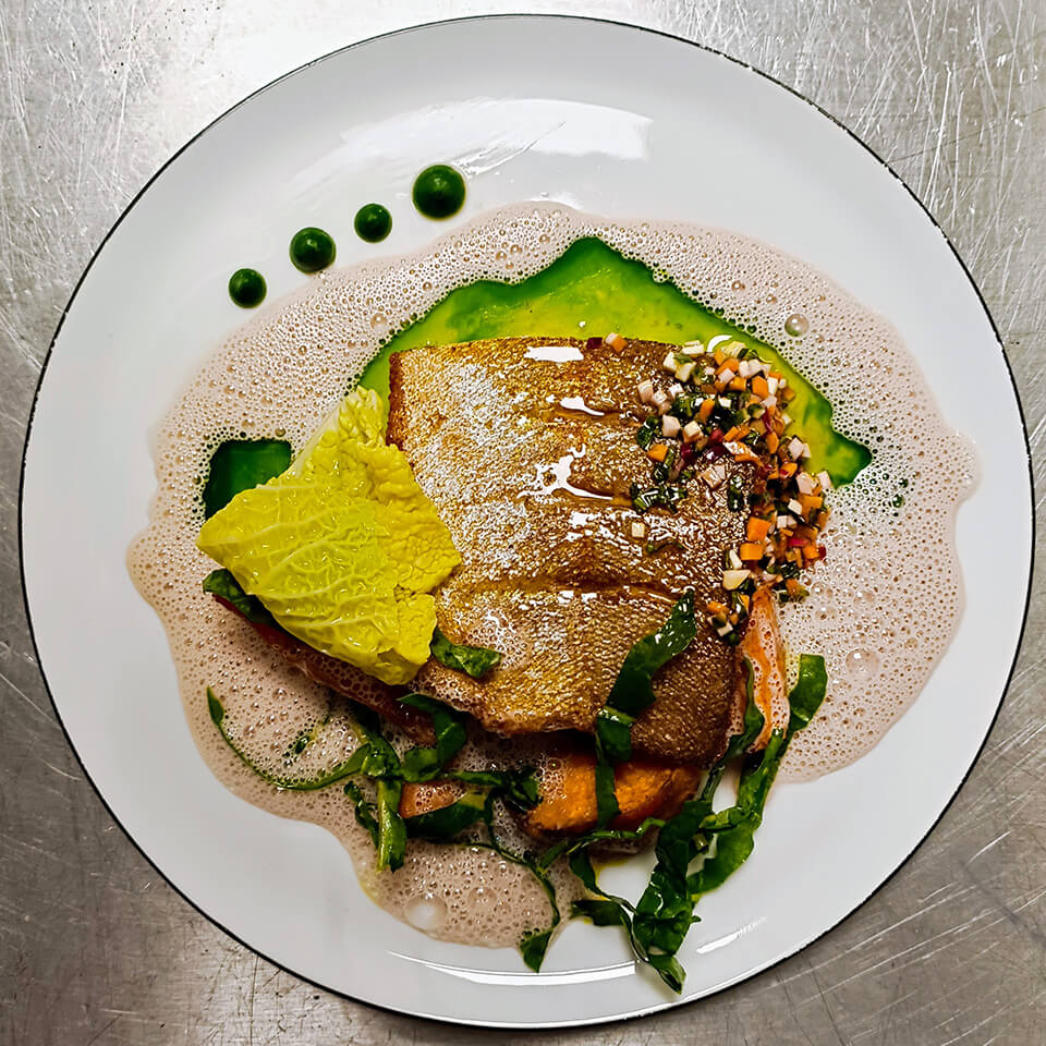 Un plat raffiné avec du poisson au Bistrot les Iris à Bron