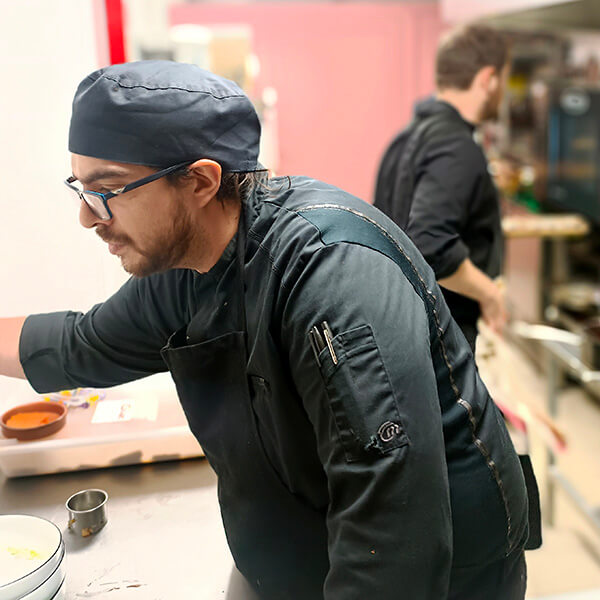 Manu, cuisinier passionné du Bistrot les Iris à Bron